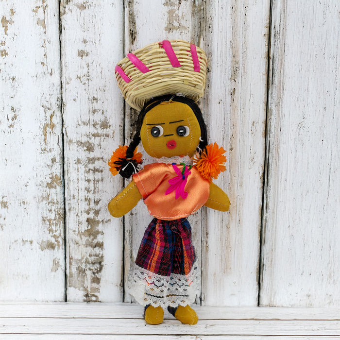 Muñeca de Trapo Artesanal con Cesta
