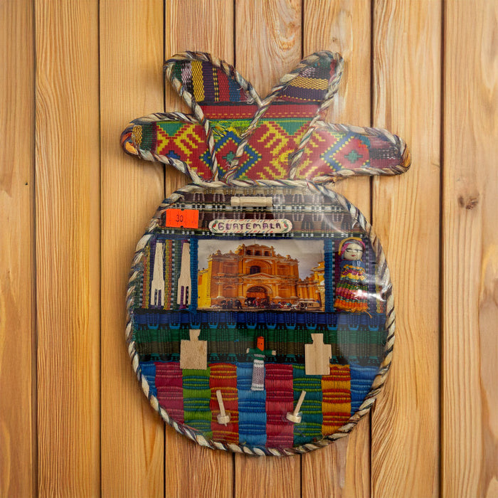 Decoración de Pared en Forma de Piña con Telar Típico