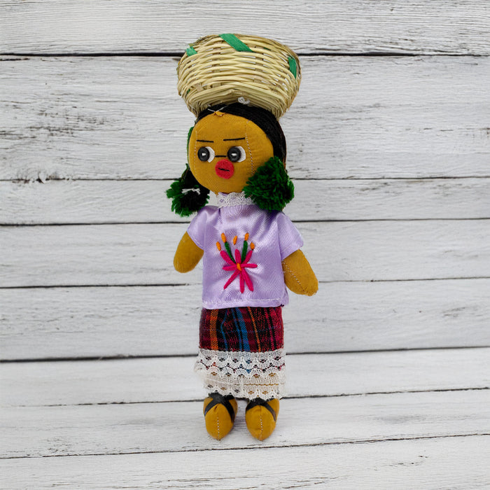 Muñeca de Trapo Artesanal con Cesta