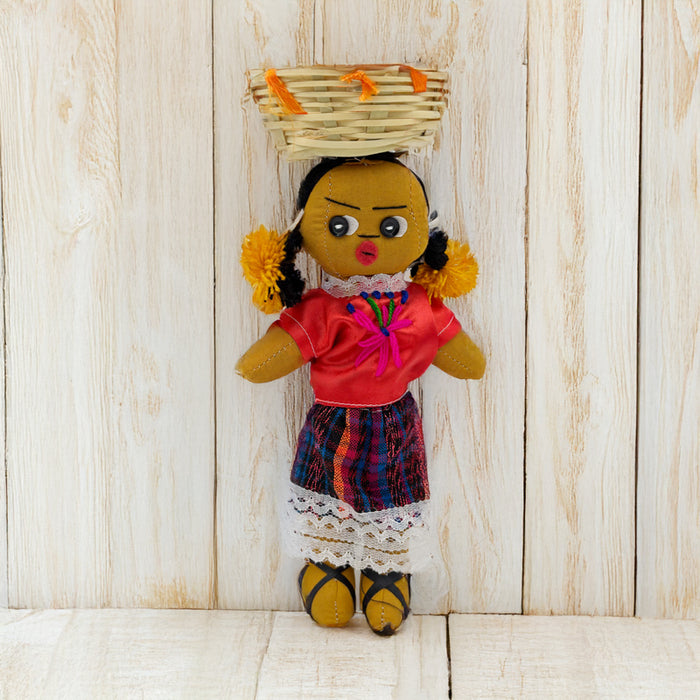 Muñeca de Trapo Artesanal con Cesta